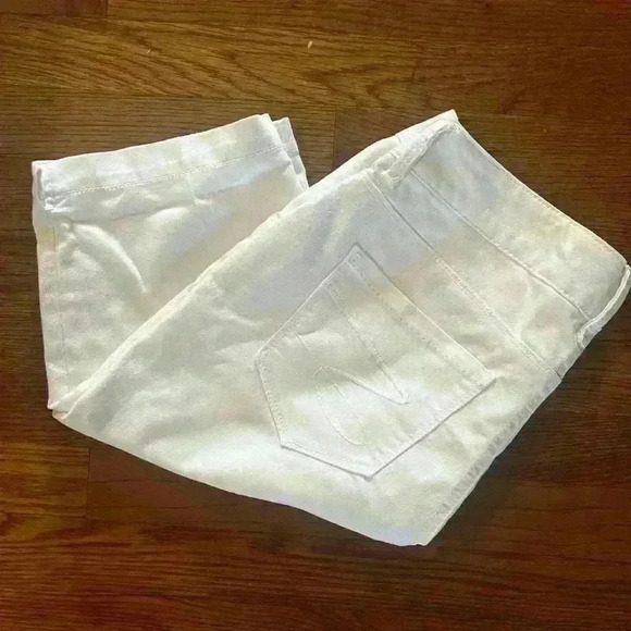 Seven white ladies Bermuda shirts size 8 excellent condition. No stains or flaws - Picture 3 of 9